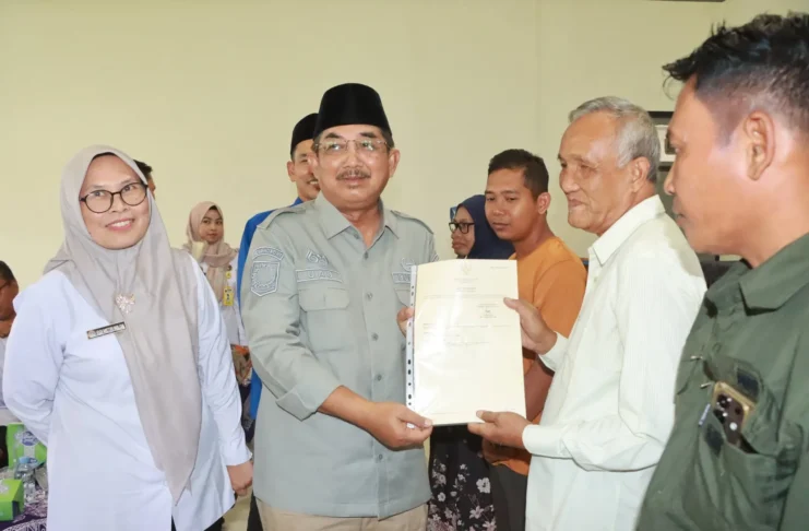 Bupati Anwar Sadat Serahkan 71 Sertifikat Tanah untuk Warga Teluk Nilau