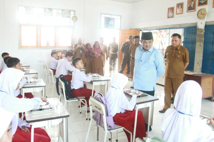 Bupati Anwar Sadat Tinjau Langsung Tes Akademik SD di Tanjab Barat