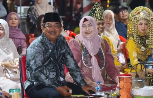 Pentas Seni Sunda dan Banjar Meriahkan Alun-Alun Kuala Tungkal, Bupati Anwar Sadat Ikut Berbaur