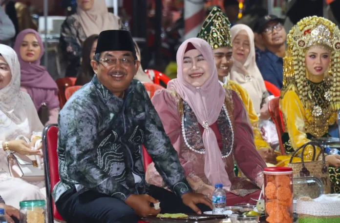Pentas Seni Sunda dan Banjar Meriahkan Alun-Alun Kuala Tungkal, Bupati Anwar Sadat Ikut Berbaur