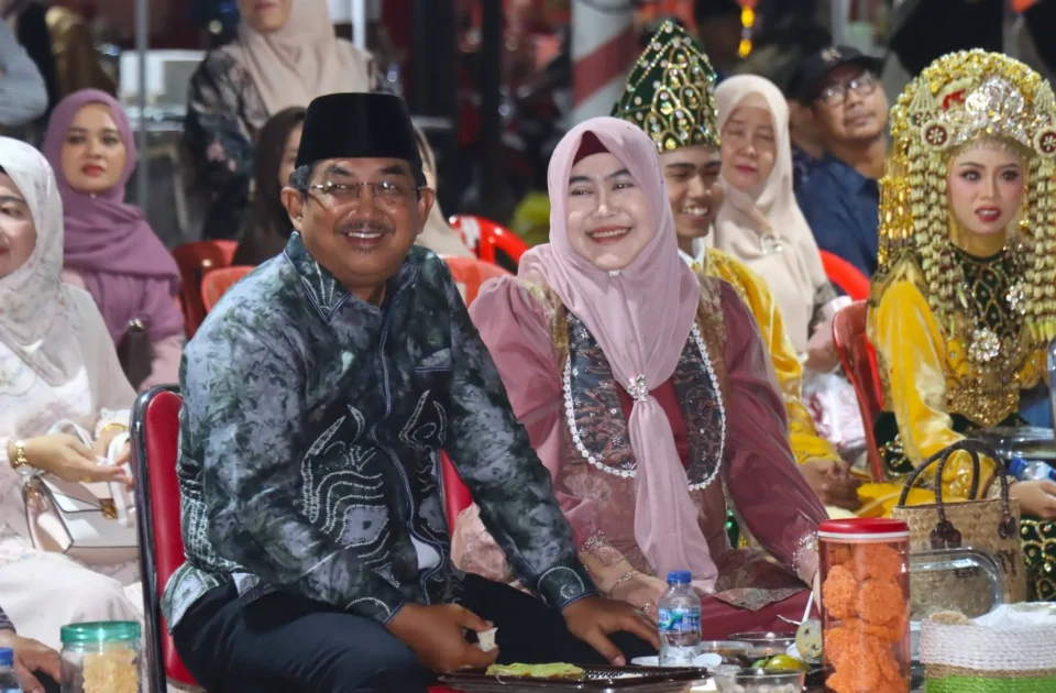 Pentas Seni Sunda dan Banjar Meriahkan Alun-Alun Kuala Tungkal, Bupati Anwar Sadat Ikut Berbaur