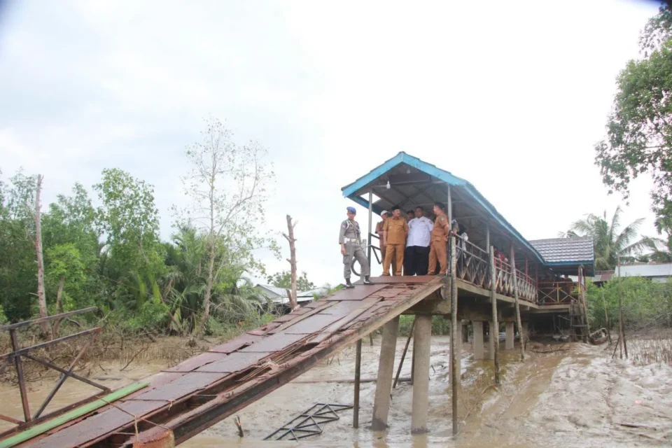 Bupati Anwar Sadat Tinjau Dermaga Apung Ambruk di Tanjung Senjulang, Perbaikan Segera Dilakukan