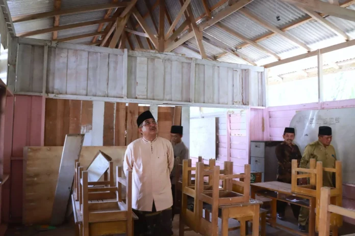 Bupati Anwar Sadat Tinjau Madrasah di Merlung, Serahkan Bantuan Rp15 Juta untuk Perbaikan