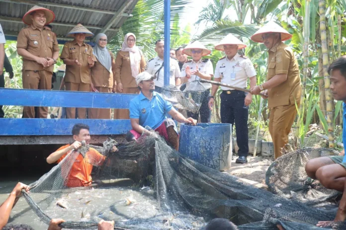 Bupati Anwar Sadat Serahkan Bantuan Bedah Rumah dan Hadiri Panen Raya di Bram Itam