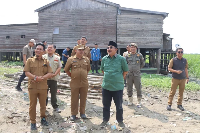 Bupati Anwar Sadat Salurkan Bantuan kepada Warga Terdampak Angin Puting Beliung di Desa Pematang Buluh